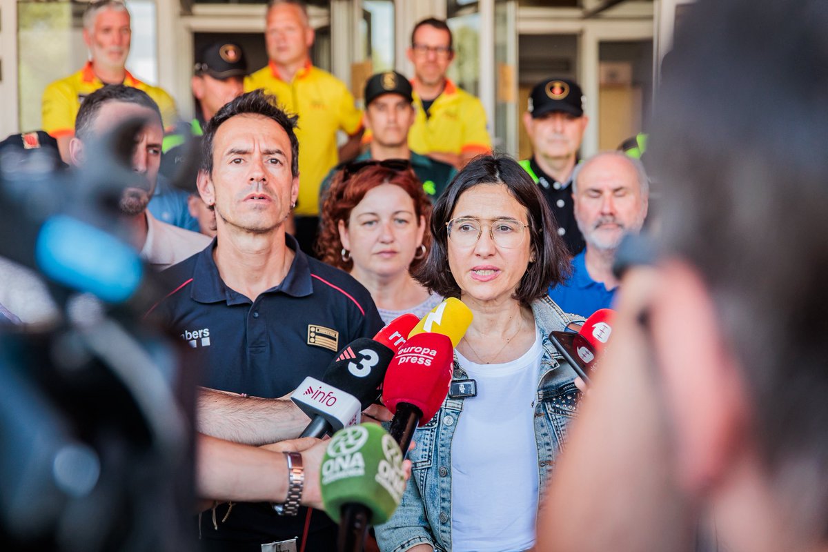 cat_incendis's tweet photo. Cada cop que surt el cap de bombers i la consellera d'Interior, hi ha tot un seguici al darrere que no sé què hi fan. És com si en un partit de futbol, a la roda de premsa hi sortissin l'entrenador, el segon, el massatgista, el preparador físic, els jardiners… etc…
En fi 🤷🏻 https://t.co/n2R2aWXAUM