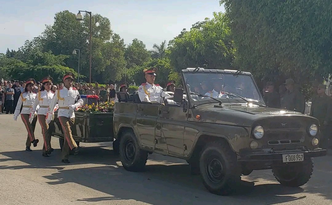 MinfarC's tweet photo. Con ofrendas florales del General de Ejército Raúl Castro Ruz y del primer secretario del Comité Central del PCC y Presidente de la República @DiazCanelB, se realizaron los honores militares en los funerales del General de Brigada Alcibíades Wilmer Pérez Rivero. 
#FARCuba https://t.co/0duKTfPx1H