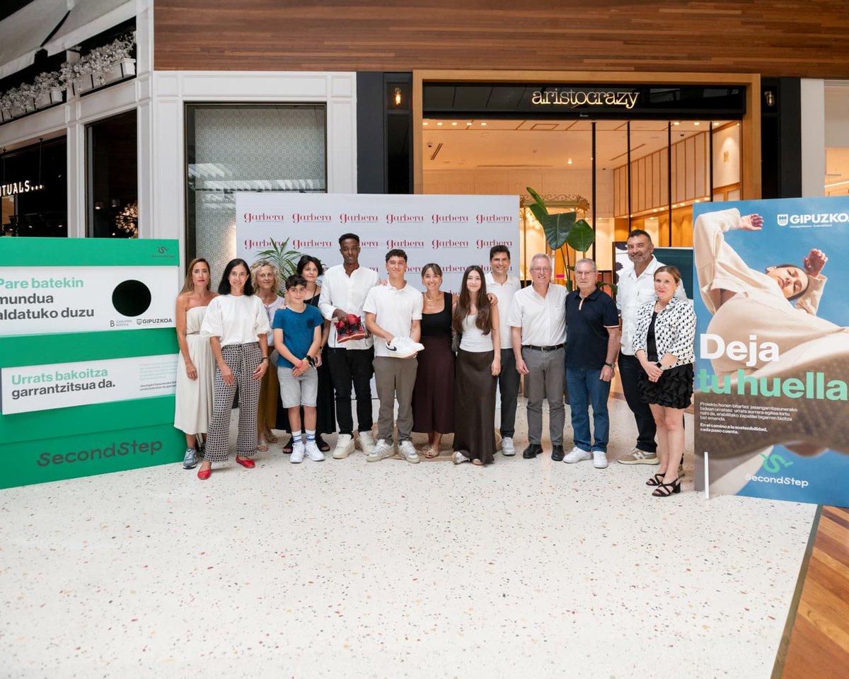 OrainIngurumena's tweet photo. 👟♻️ Impulsamos #SecondStep, un proyecto pionero a nivel estatal para recoger zapatillas usadas, repararlas con talleres locales y darles una segunda vida.

💚 Emprendimiento joven, economía local y consumo responsable.

📍Trae tus zapatillas al punto de recogida de Garbera. https://t.co/fvQAoogH4z