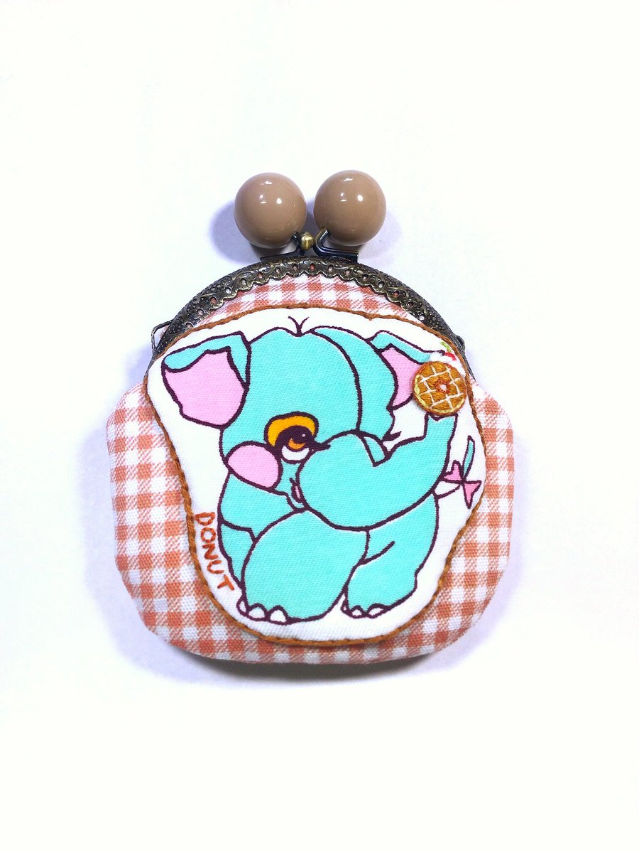 BonBon_Kyoto's tweet photo. 🍒🐘新作シャルルがま口🐘🍩

今日はシャルルがま口をご紹介♪

シャルルはドーナツを持ってご機嫌です🍩

ドーナツっぽいブラウンチェックにコーヒーアメっぽいつまみのがま口🍩☕️と、
#HMJ https://t.co/DcQXYVqVjp