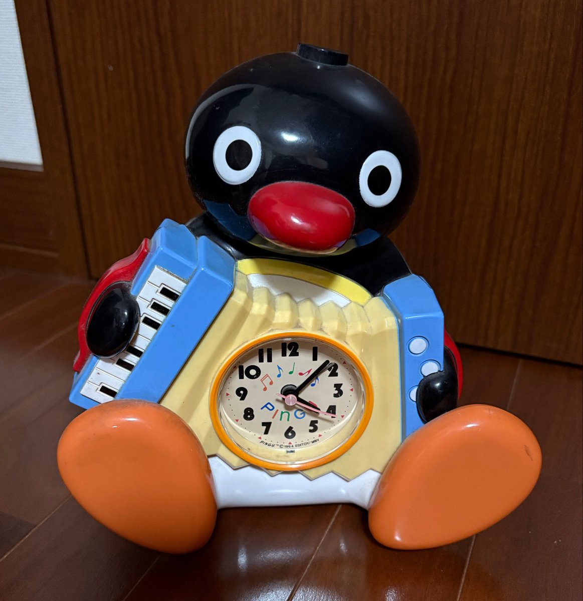 chocototoron's tweet photo. @CQ2D クージーさんのポストを見て『あ！』と思い出し納戸を捜索したら埃だらけのピングー発見💦きれいにしました！昔はこの♪テケテケテッテッテケテケテ〜フェッフェッ〜と言う爆音で毎朝起こしてもらってました！ずっと使ってるなんてなんだか良いですね☺️ https://t.co/IQtwF1p9hD
