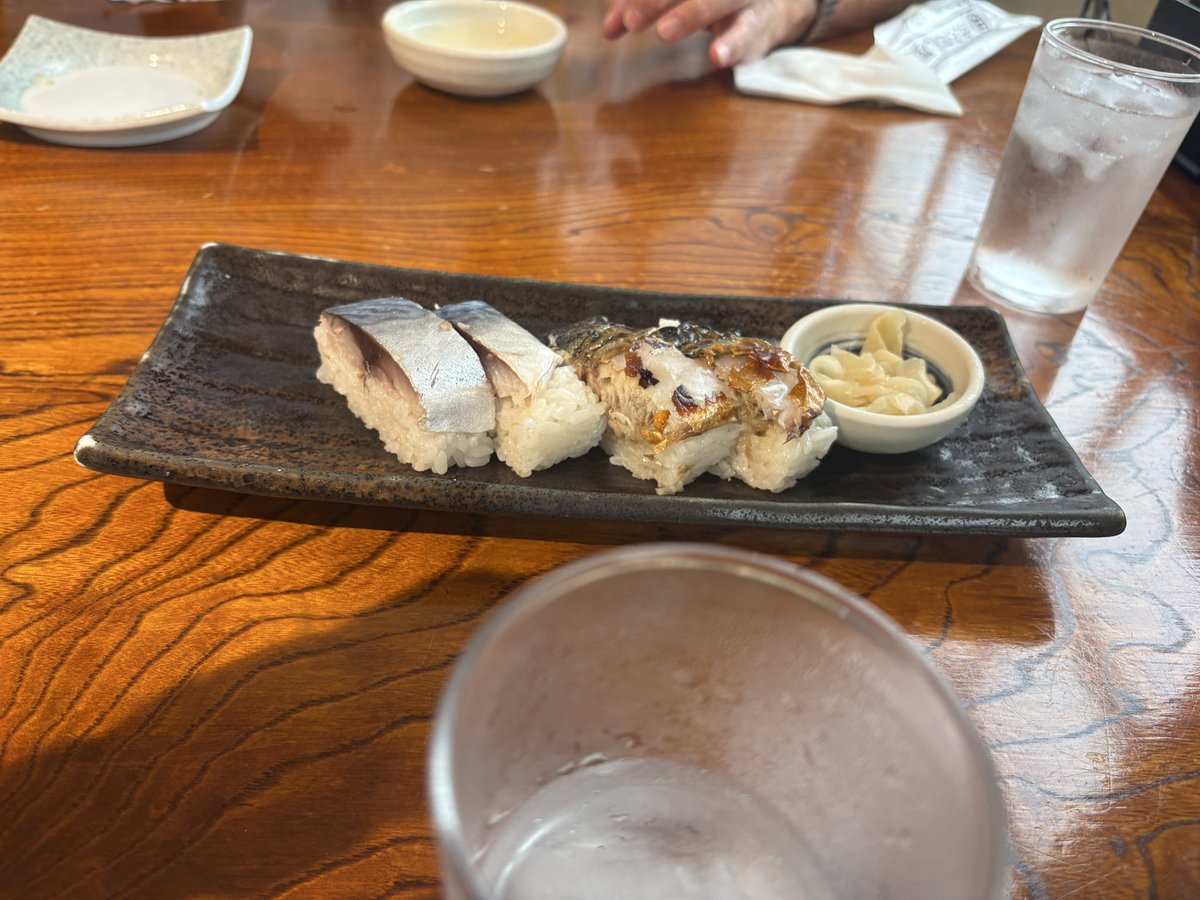 Miyuki1125's tweet photo. 今日のお昼ごはん 私の鯖寿司はすぐに来て主人のお寿司は忘れられてた 結果日本酒が進みました
#ダイヤモンドプリンセス
#クルーズ
#M618 https://t.co/Iw1a2TD7Zh