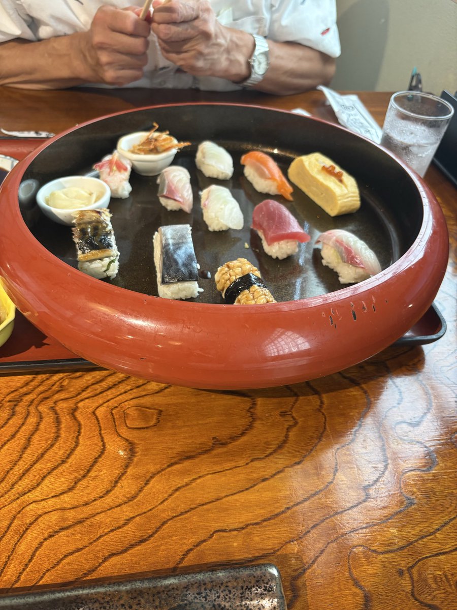 Miyuki1125's tweet photo. 今日のお昼ごはん 私の鯖寿司はすぐに来て主人のお寿司は忘れられてた 結果日本酒が進みました
#ダイヤモンドプリンセス
#クルーズ
#M618 https://t.co/Iw1a2TD7Zh