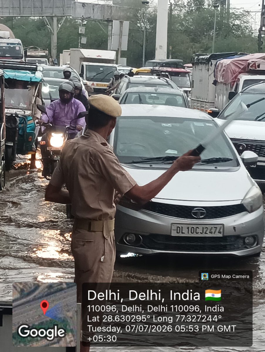 dcpter08's tweet photo. Waterlogging reported today at Murga Mandi, Ghazipur. Traffic personnel are deployed at the affected stretch and are regulating traffic to ensure smooth movement. Commuters are advised to drive cautiously and follow traffic instructions. @dtptraffic https://t.co/YfG3Mqg0od