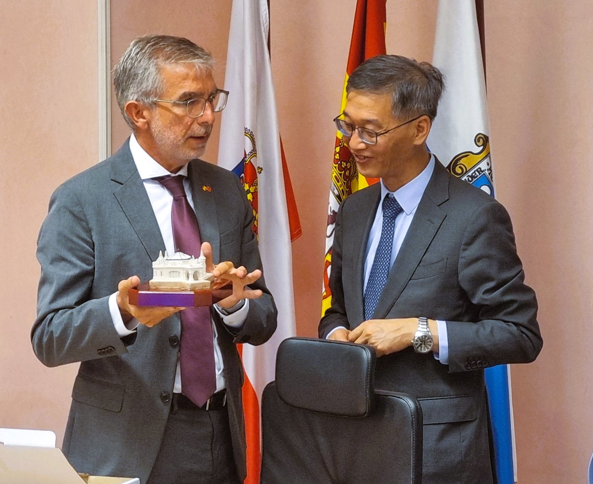 port_santander's tweet photo. 🇨🇳🇪🇸 Agradecemos al embajador de @ChinaEmbEsp #YaoJing su visita al #puerto de #Santander para conocer su potencial logístico e impulsar nuevas vías de colaboración comercial, con especial atención al #tráfico de #automóviles 🚘🚢
➡️ https://t.co/1zk6B5oTo3
#APS @cdiazmaza https://t.co/qnQFVYEwgM
