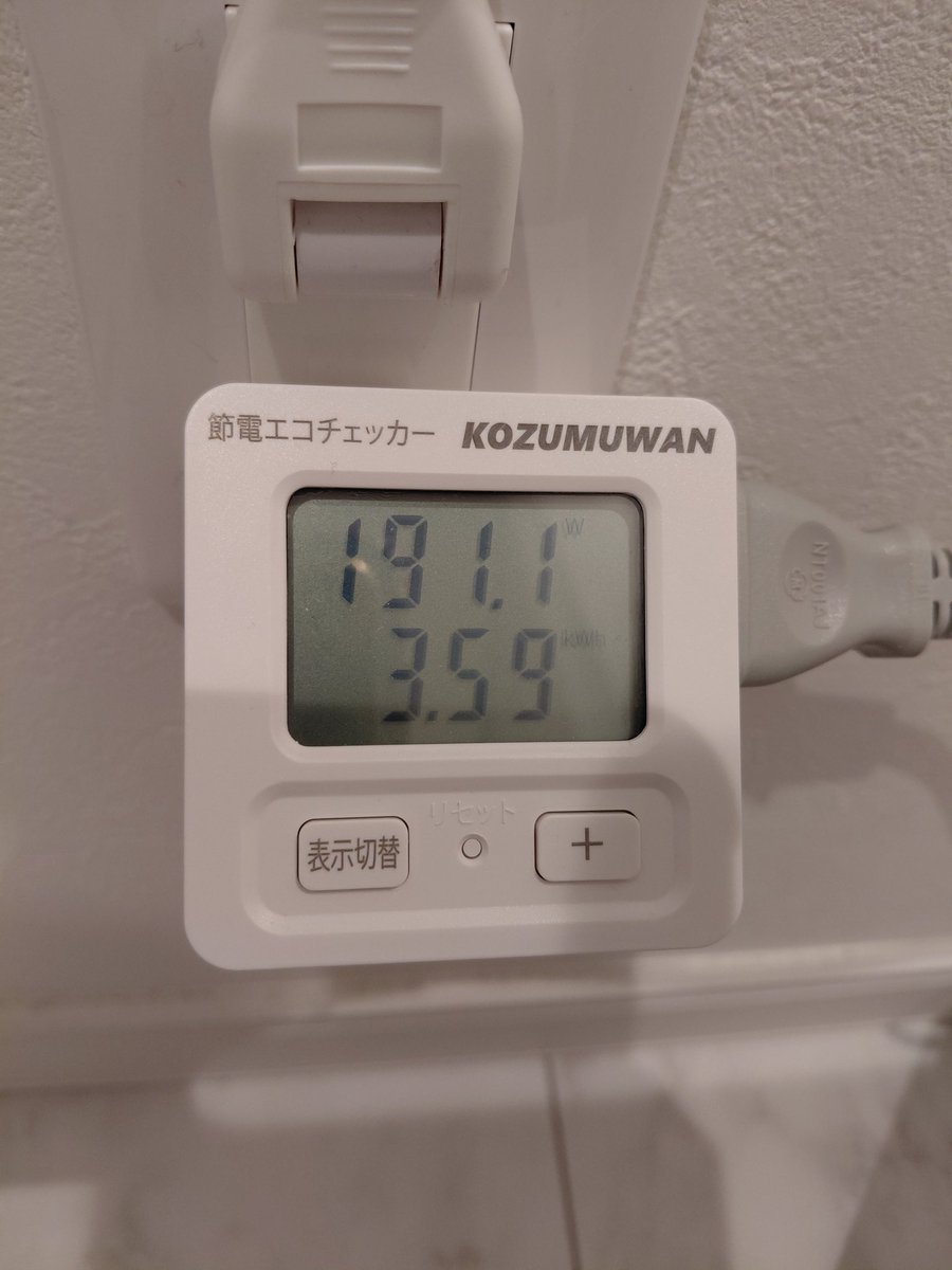 desuke_san's tweet photo. パナソニックの新しいハイブリッド除湿機買ったから誰得レビューやるよー

1階で24時間ずっと回し始めたんだけど、エコハイブリッド方式とやらが評判通りの超省エネ
ハイブリッド式なのに、自動モードで実際の消費電力を測定したら191W（コンプレッサー起動中） https://t.co/9vVzLJYVre