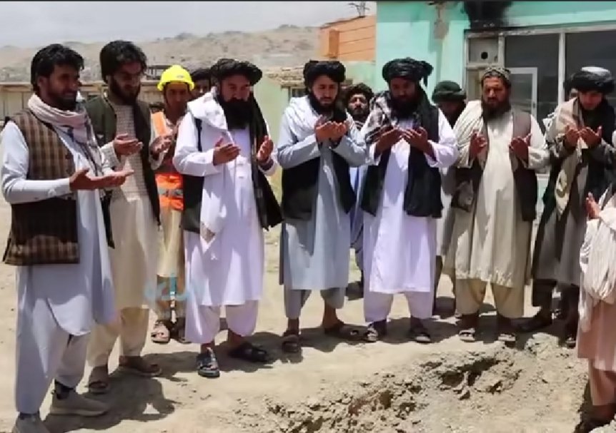 maydanwardak's tweet photo. د میدان وردګو ولايت مرکز میدان ښار کې د څه باندې ديرش ميليونه افغانيو په لګښت  د امارتي شرکت  تېلو پمپ ستيشن بیارغولو چارې پيل شوې، د ولایت والي ښاغلي ملا خیرالله خیرخواه وويل: د دا ډول پروژو په پلي کولو سره ګڼو کسانو ته کاري زمينې برابرېږي چې ورته نورې پروژې هم تر کار لاندې دي. https://t.co/pJuNvh16Lk