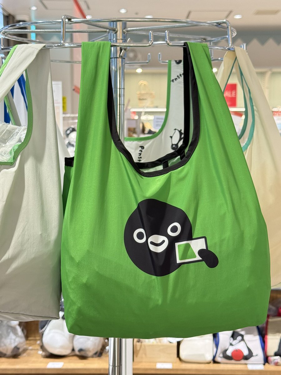 rinarina17854's tweet photo. 昨日の定ペン観測@桜木町Pensta
季節柄雨用品が充実。
ティファニープルーの折りたたみ傘が気になる。
スマホ防水ケースもあり。
エコバッグ、Suicaの原点のようなこの柄が気になります。
#pensta
#pensta桜木町
#Suicaのペンギン https://t.co/BXf8oyp8hb
