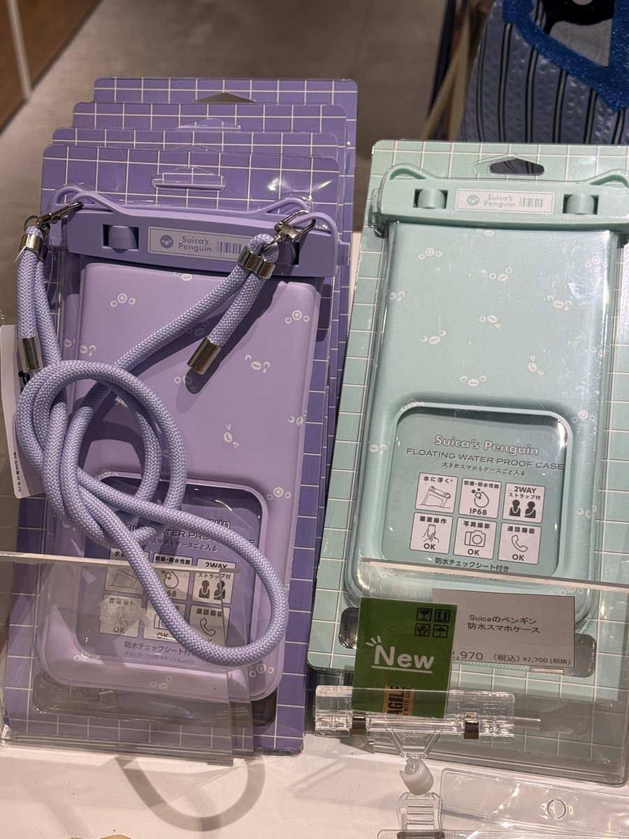 rinarina17854's tweet photo. 昨日の定ペン観測@桜木町Pensta
季節柄雨用品が充実。
ティファニープルーの折りたたみ傘が気になる。
スマホ防水ケースもあり。
エコバッグ、Suicaの原点のようなこの柄が気になります。
#pensta
#pensta桜木町
#Suicaのペンギン https://t.co/BXf8oyp8hb