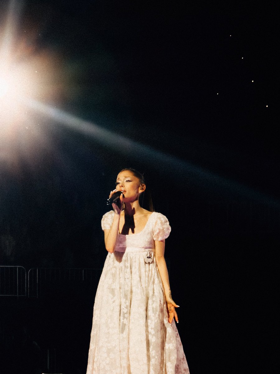 arianaisbright's tweet photo. more photos of ariana at the first show of the eternal sunshine tour in Atlanta, Georgia.
📸:@hawyeehoran https://t.co/P10vkX9OtO