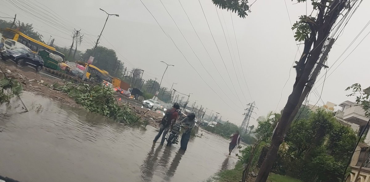 raomnit's tweet photo. @MunCorpGurugram Rain says hi

The first one of the season 

And nothing seems to have changed.. rains and city in shambles . Thanks for keeping nostalgia alive https://t.co/zXHR8R9xx1
