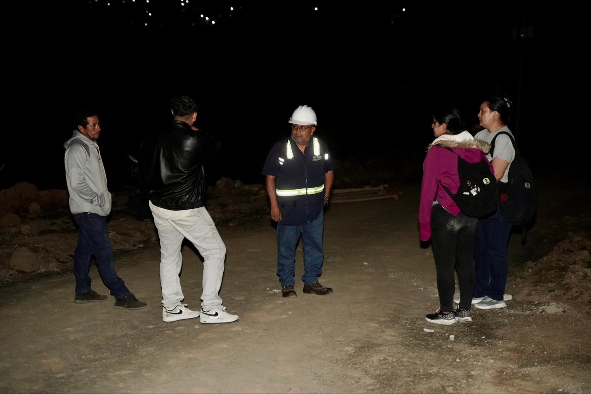 RolandoCastroSv's tweet photo. Mientras ayer por la tarde firmábamos un acta, donde una familia recibía una indemnización por la pérdida de un ser querido por un accidente laboral.

Minutos más tarde, otro trabajador de la construcción perdía la vida por otro accidente laboral.

Estamos claros que los accidentes laborales pasan en todo el mundo, incluso en los países muy desarrollados.

Pero no con esta magnitud ni continuidad y sobretodo tan letales como lo que acá está sucediendo.

La mayoría de las empresas cumplen las normas básicas de seguridad, pero hay excepciones donde en realidad son irresponsables y por eso termina en situaciones dolorosas.

Tenemos que ser firme las instituciones del estado y ser más contundentes con estas empresas irresponsables.