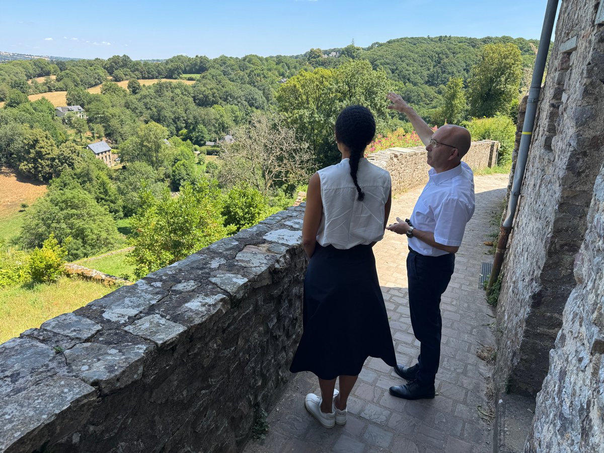 Prefet53's tweet photo. Communes de la Mayenne | Sainte-Suzanne-et-Chammes

#TerritoiresEtSolutions #FranceRuralité #VillagesDAvenir #Patrimoine 🏰

[03/07] Les visites de terrain de l’État dans les communes se poursuivent. 

🏰 Labellisée Petite Cité de Caractère, Station verte et Plus Beaux Villages de France, Sainte-Suzanne-et-Chammes accueille chaque année plus de 300 000 visiteurs autour de sa cité médiévale, de son château, de ses remparts et de son patrimoine naturel. 
Nadège Baptista, préfète de la #Mayenne, s’y est rendue pour échanger avec Michel Galvane, maire, sur les projets structurants de la commune.

🇫🇷 Cette visite a permis de faire le point sur l’accompagnement de l’État, dans le cadre du programme Villages d’Avenir, au sein de la grappe du Val d’Erve. Les échanges ont porté sur la rénovation énergétique et scénographique du Musée de la Cité, le plan de gestion patrimonial et touristique de la cité médiévale, ainsi que la réflexion engagée autour d’une évolution territoriale entre Erve et Charnie.

🤝 L’État est mobilisé aux côtés des élus locaux pour accompagner les projets qui renforcent l’attractivité, la transition écologique et la vitalité des territoires ruraux.