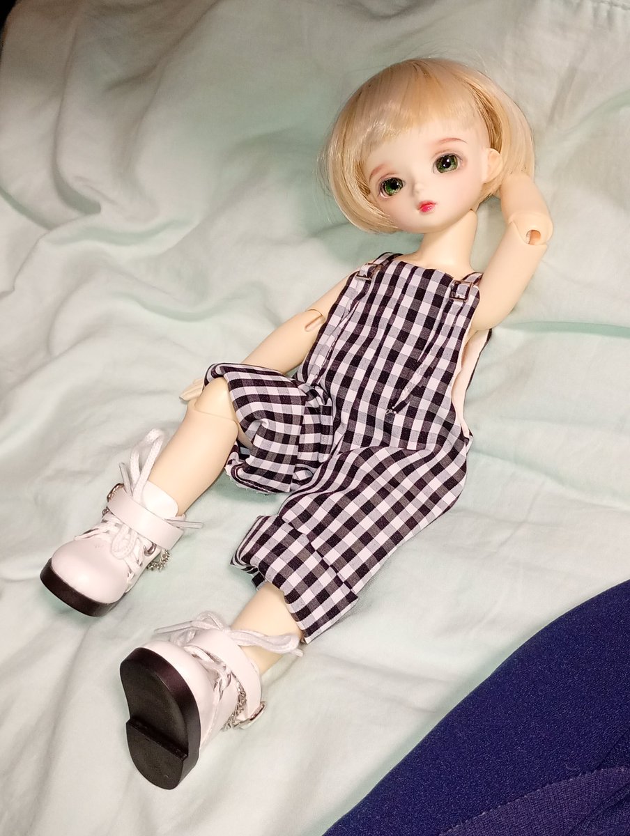tom2310doll's tweet photo. さすがにカイルに花柄サロペットはなー‥てな訳で同じ型紙で作ってみました
男の子だと、なかなか服も買わないし(^_^;)よーやくお着替えできた!
#ROSENLIED #火曜子
‥せくしーぽーず?? https://t.co/HfkCpkTUQX