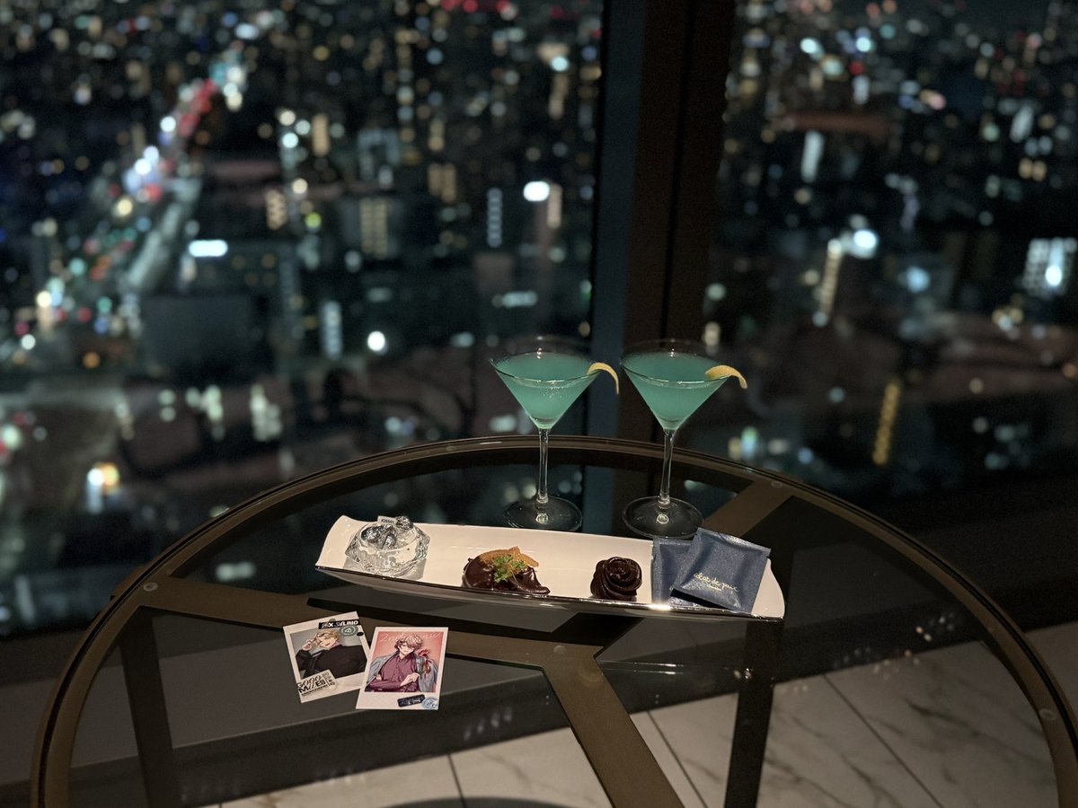 __srwn_'s tweet photo. 📍PEAKS / ザ・ゲートホテル大阪 (心斎橋)
 
御堂筋の夜景がとっても綺麗に見渡せて落ち着いた空間でゆったり過ごせるバー♩.•
チョコレート盛り合わせ美味可愛くて満足𝜗𝜚 ⸝⸝꙳
 
このエビオさんかっこよすぎて凝視させて頂いたしコレに合うセラフ必死で探した(´>؂∂｀)💘🌟
#ダズルック https://t.co/d6SHXeESV8