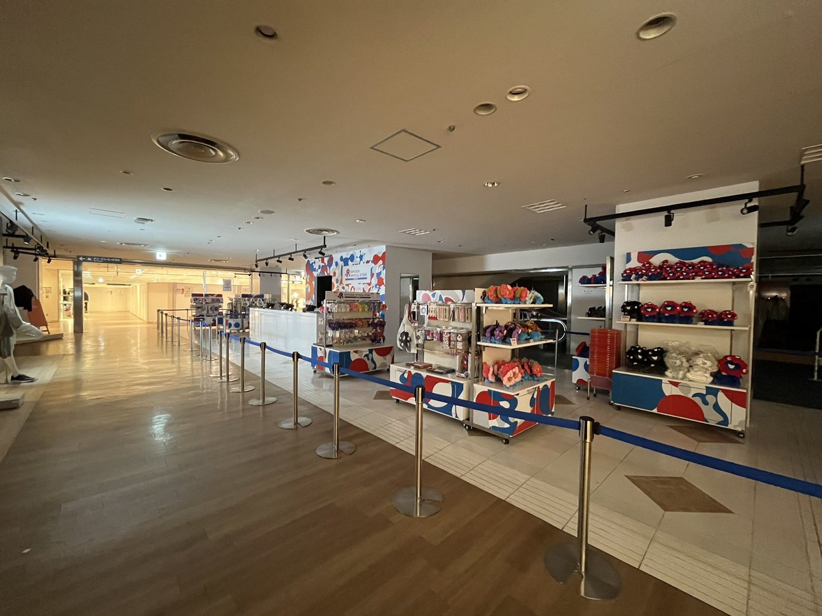 geta_kyoto's tweet photo. 明日から2週間、高島屋京都店にてPOP-UPがスタートします！！

https://t.co/4fDdE8Y1Si

隣は大阪・関西万博のオフィシャルストア✨
ミャクミャクがいっぱいでした😊

ぜひお立ち寄りいただき、一本歯下駄をお楽しみくださいませ♪

#一本歯下駄
#高島屋
#ミャクミャク https://t.co/GwkNzAxgqI