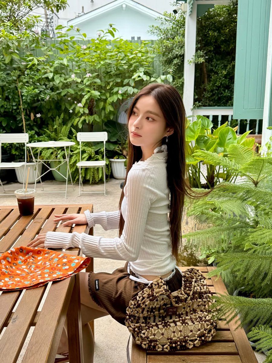 primiitrend's tweet photo. ɪɢ: ᴘʀɪᴍɪɪʟʏ ᴜᴘᴅᴀᴛᴇ 

MiuMiu girl @MIUMIUofficial 🤎

#primiily #ลูกหมีของพรีม
#MIUMIUETE #MIUMIU https://t.co/fv4rq9fxiE