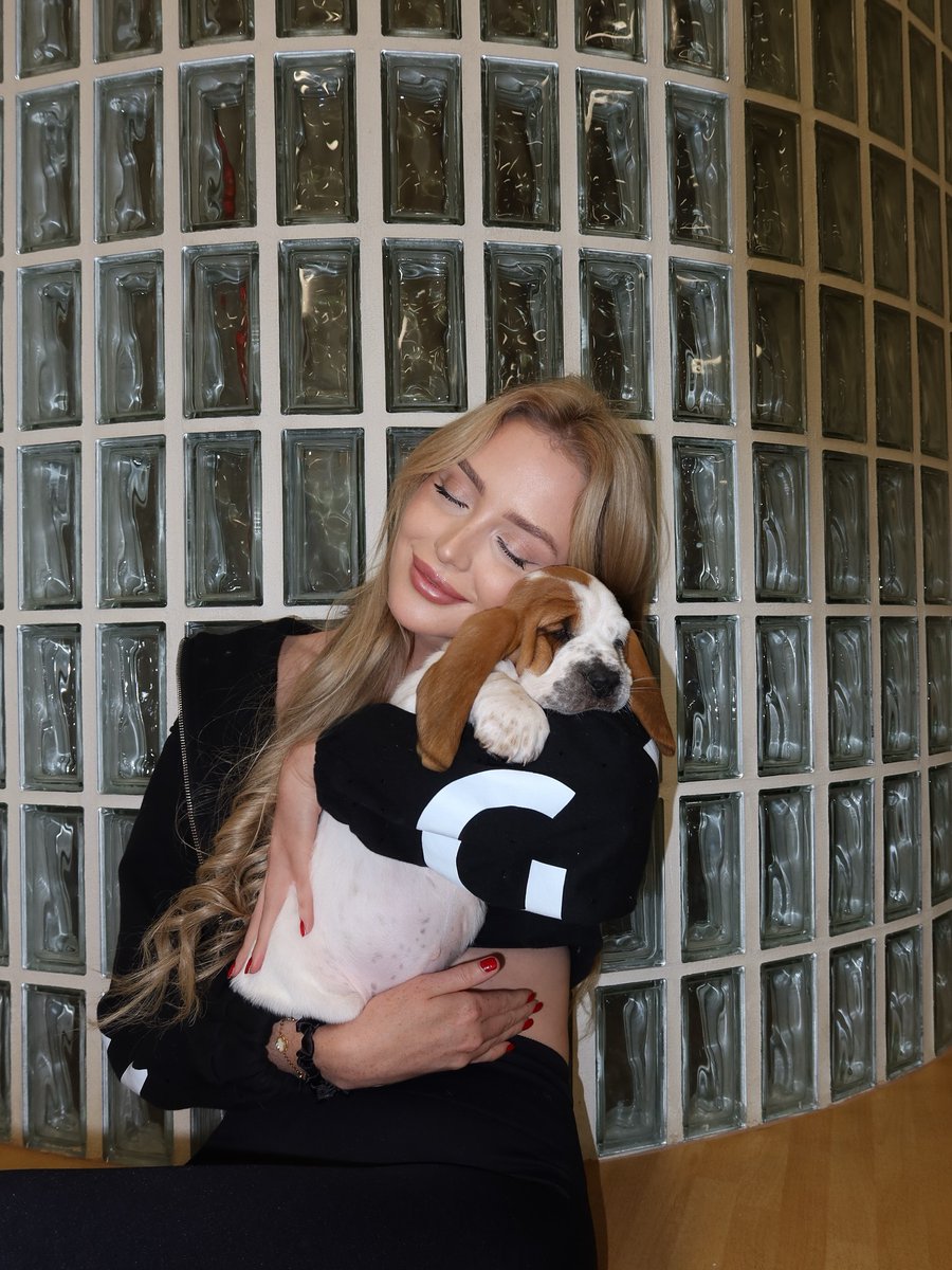 MayaSpreadsLove's tweet photo. Hugging a soft, adorable puppy tight. Closing my eyes and feeling all the stress instantly melt away.
#HealingMoment #PuppiesAreTheCure #RelaxationTime #DogLover #GentleMoments https://t.co/r2WQwqoxPF