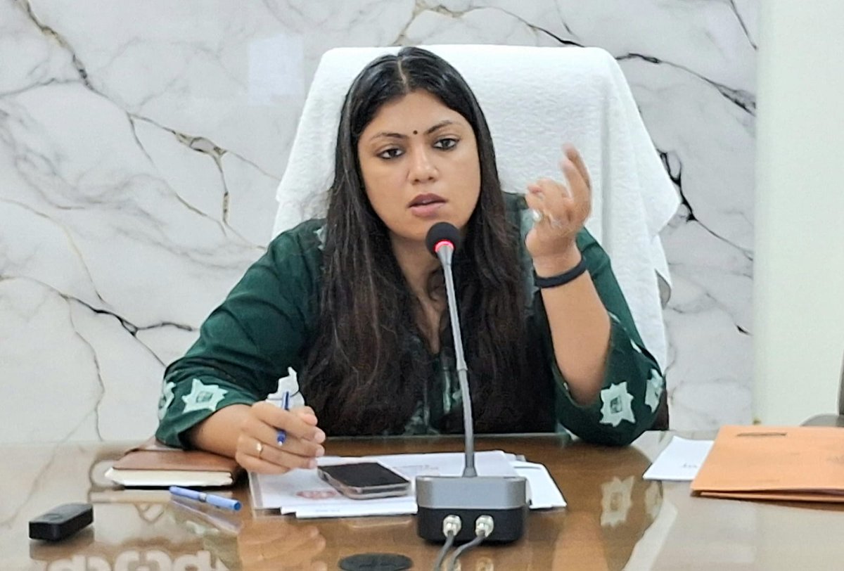 MedhaRoopam's tweet photo. जिला स्वास्थ्य समिति एवं शासी निकाय की बैठक में राष्ट्रीय स्वास्थ्य मिशन की योजनाओं तथा स्वास्थ्य कार्यक्रमों की प्रगति की समीक्षा करते हुए संबंधित अधिकारियों को सभी कार्यक्रमों का प्रभावी क्रियान्वयन सुनिश्चित कर जरूरतमंदों तक स्वास्थ्य सेवाओं का लाभ पहुंचाने के निर्देश दिये। https://t.co/O4Ta5RDdrJ
