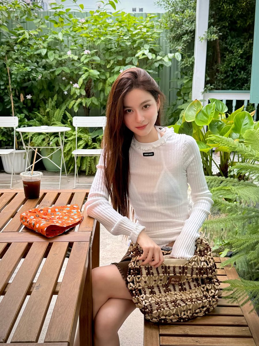 primiitrend's tweet photo. ɪɢ: ᴘʀɪᴍɪɪʟʏ ᴜᴘᴅᴀᴛᴇ 

MiuMiu girl @MIUMIUofficial 🤎

#primiily #ลูกหมีของพรีม
#MIUMIUETE #MIUMIU https://t.co/fv4rq9fxiE