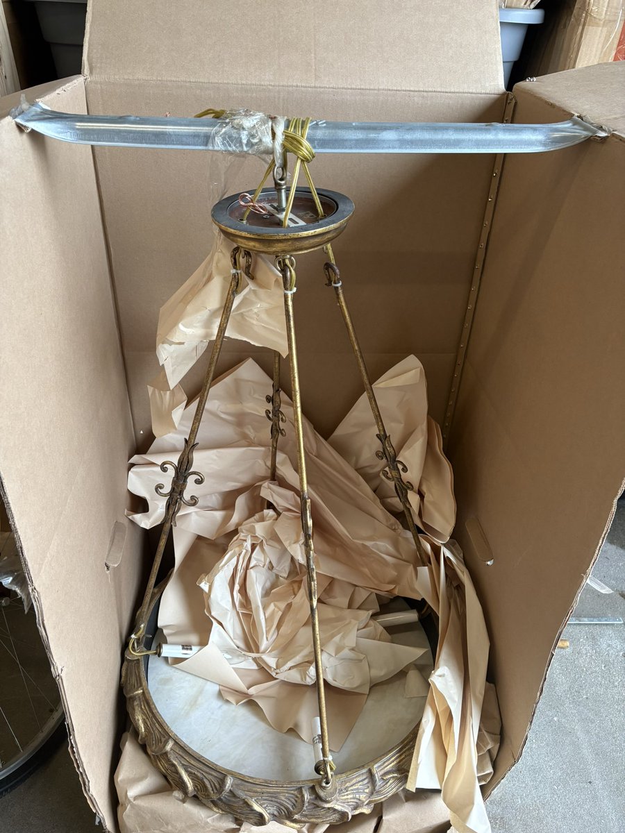 joryonce's tweet photo. 32’ from base tier to top antique chandelier https://t.co/Tz9xaerZvc