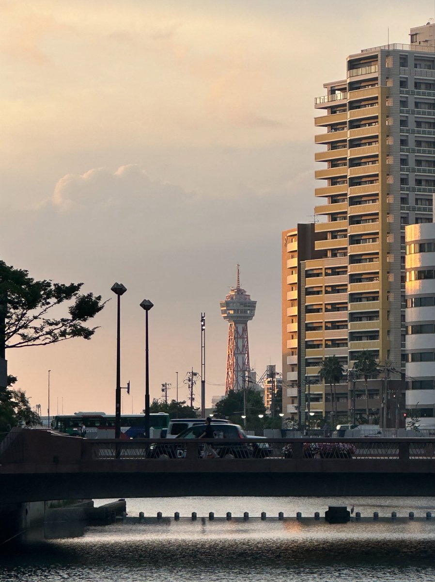 mutsu_mont's tweet photo. タワー6兄弟の末っ子、���多ポートタワー（内藤多仲 1964）1日最後の光を浴びてるね https://t.co/QjA60fteSA