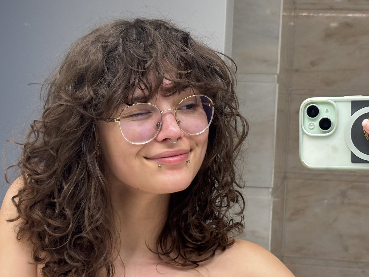 Emilyxdeann's tweet photo. Is it still attractive with that hair? Or shave it? https://t.co/J5urzm7zuS