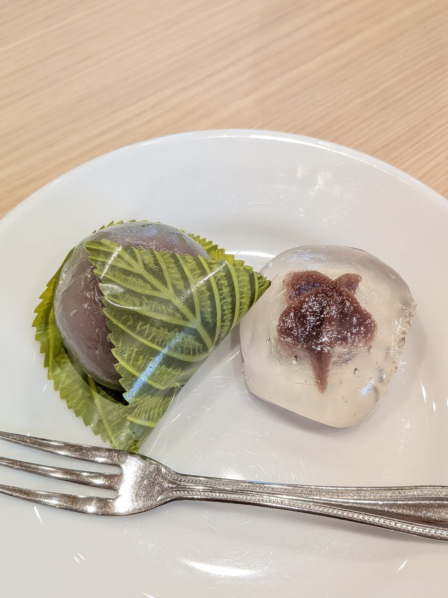 onchan819's tweet photo. 午後は 月イチ俳句
吟行をかねて近くのスーパーで お菓子購入🎋
お茶とともに 涼しげ七夕気分を味わいました😊 https://t.co/NL0ehPR4Hx