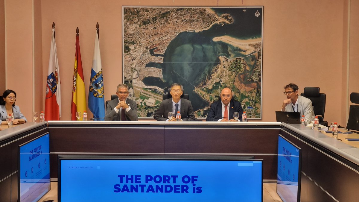 port_santander's tweet photo. 🇨🇳🇪🇸 Agradecemos al embajador de @ChinaEmbEsp #YaoJing su visita al #puerto de #Santander para conocer su potencial logístico e impulsar nuevas vías de colaboración comercial, con especial atención al #tráfico de #automóviles 🚘🚢
➡️ https://t.co/1zk6B5oTo3
#APS @cdiazmaza https://t.co/qnQFVYEwgM