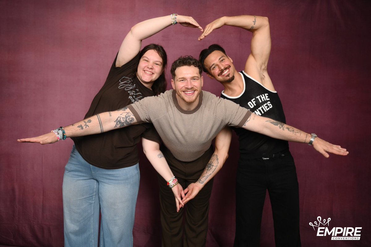 wolfydice's tweet photo. oliver was absolutely DELIGHTED to be in the middle for this https://t.co/cdwZN3G9ux