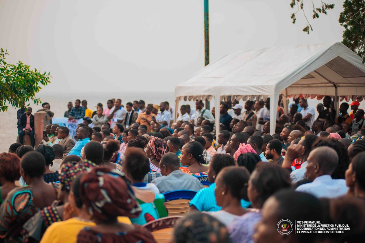 henry_ite's tweet photo. #FonctionPublique | #INONGO 🇨🇩
🛑 Dans le cadre de sa mission d'itinérance administrative dans la province du Maï-Ndombe, le VPM Jean-Pierre @LihauEbua , a tenu une séance de Fara-Fara à Inongo avec les Fonctionnaires et Agents de l'État.
Cette rencontre de proximité a permis aux participants d'exprimer librement leurs préoccupations liées aux carrières, à la rémunération, à la mécanisation, aux mutations, aux retraites et à la protection sociale. En réponse, le VPM a apporté des clarifications et formulé des orientations concrètes en vue d'une prise en charge appropriée des différentes préoccupations.
À travers ces échanges directs, le Gouvernement par l'intermédiaire du VPM de la fonction Publique poursuit son ambition de bâtir une administration publique plus performante, plus proche de ses agents et davantage à l'écoute de leurs attentes.
#ItinéranceAdministrative #FaraFara #AdministrationPublique #MaïNdombe #Inongo
@Presidence_RDC @FelixUdps
@PrimatureRDC @SuminwaJudith
@fatshi13 @TopCongo @FP_RDC