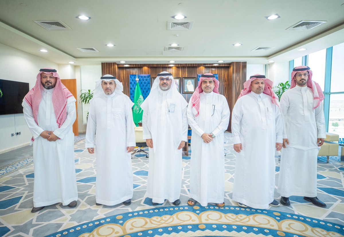 ShaqraUni's tweet photo. رئيس #جامعة_شقراء د. علي بن محمد السيف يستقبل فريق كفاءة الطاقة، بمناسبة حصول الجامعة على درجة التميز في نسبة التزام الجهات الحكومية بترشيد استهلاك الطاقة لعام 2025م، بحضور وكيل الجامعة. https://t.co/QMSashuZ87