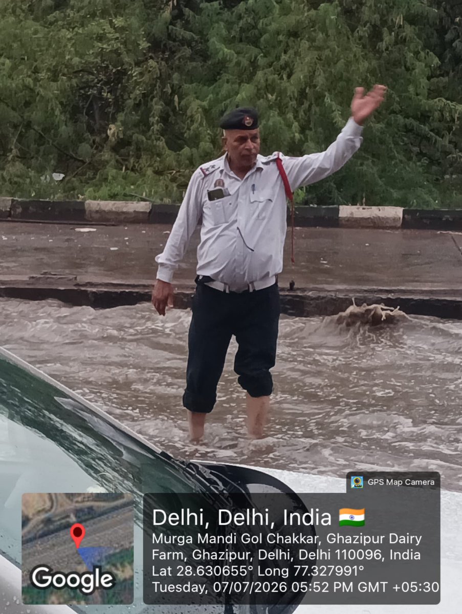 dcpter08's tweet photo. Waterlogging reported today at Murga Mandi, Ghazipur. Traffic personnel are deployed at the affected stretch and are regulating traffic to ensure smooth movement. Commuters are advised to drive cautiously and follow traffic instructions. @dtptraffic https://t.co/YfG3Mqg0od