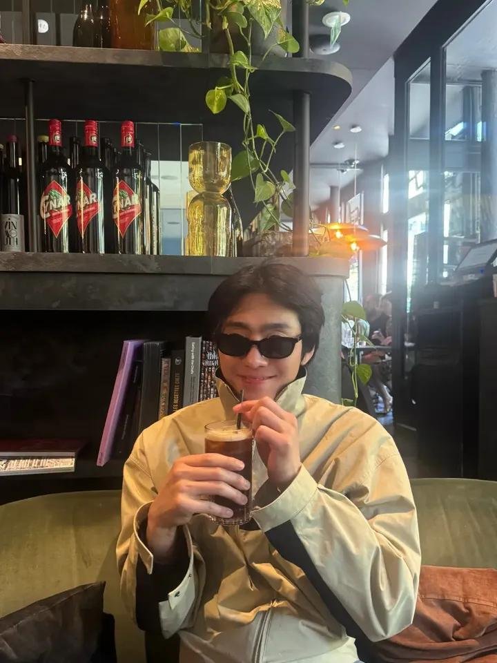 hyosceop's tweet photo. In the hush of golden afternoon light. One glass is fine, rite? https://t.co/6G4kl9B0xf