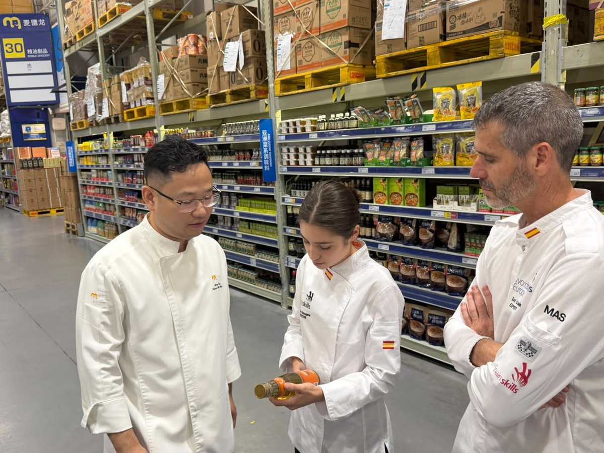 Spainskills_fp's tweet photo. La modalidad de competición de cocina ha intensificado su preparación y recientemente han viajado a China para ampliar sus entrenamientos. La competencia promete estar a un nivel altísimo#worldskillsspain2026#FP#🇪🇸 https://t.co/7XGnhJ7b1y