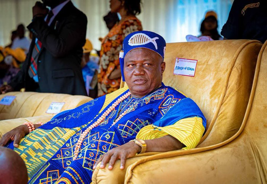 TheOsunTimes's tweet photo. I will not stop eulogizing Ademola Adeleke for his excellent performance in Osun State" - Ataoja of Osogbo, Oba Jimoh Oyetunji Olanipekun, Larooye II.

#TheOsunTimes https://t.co/P5h2UjrugC