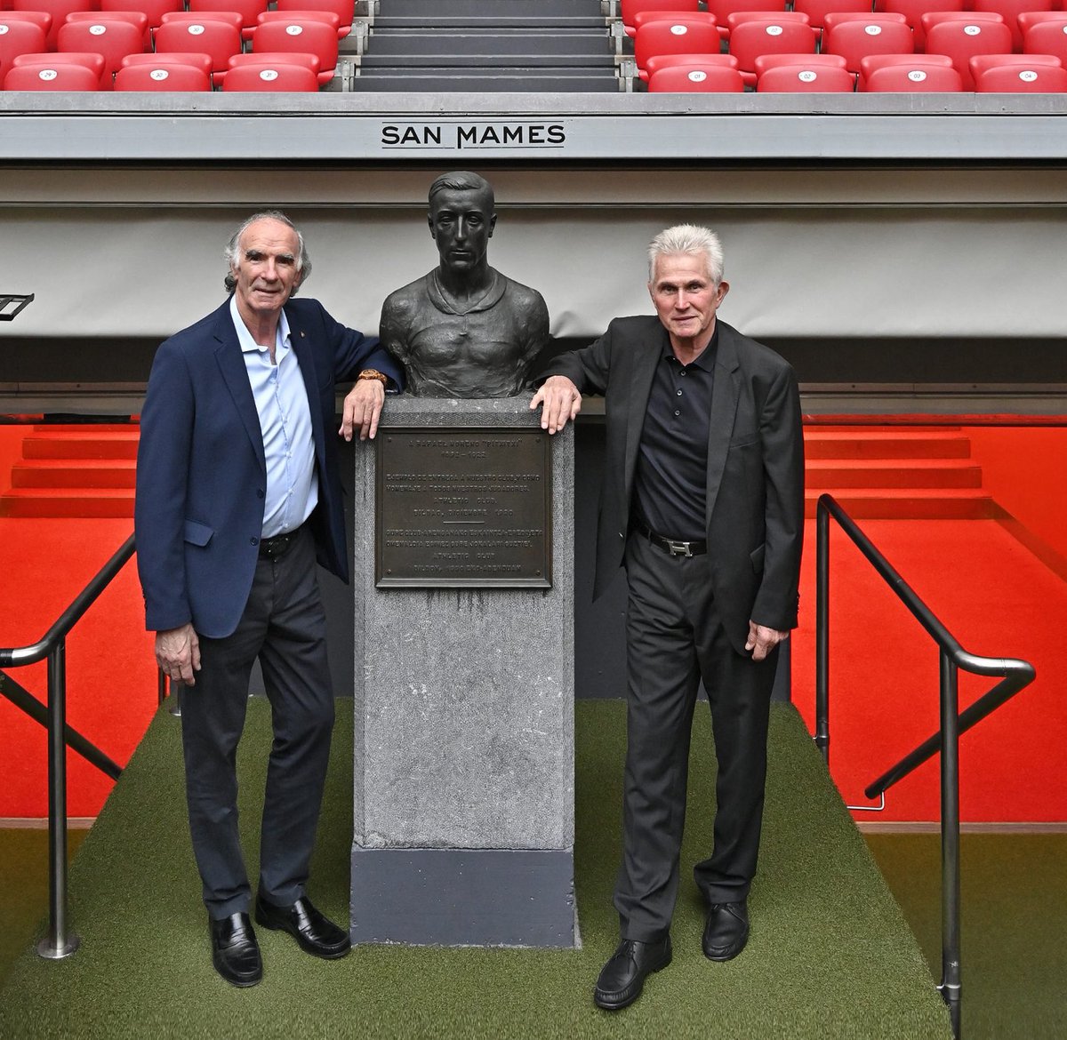 Athletickarajo's tweet photo. Jupp Heynckes a Edin Terzic: “El Athletic es el único club del mundo donde dar la mano es más importante que firmar un contrato”. https://t.co/Xu0hZCslOz