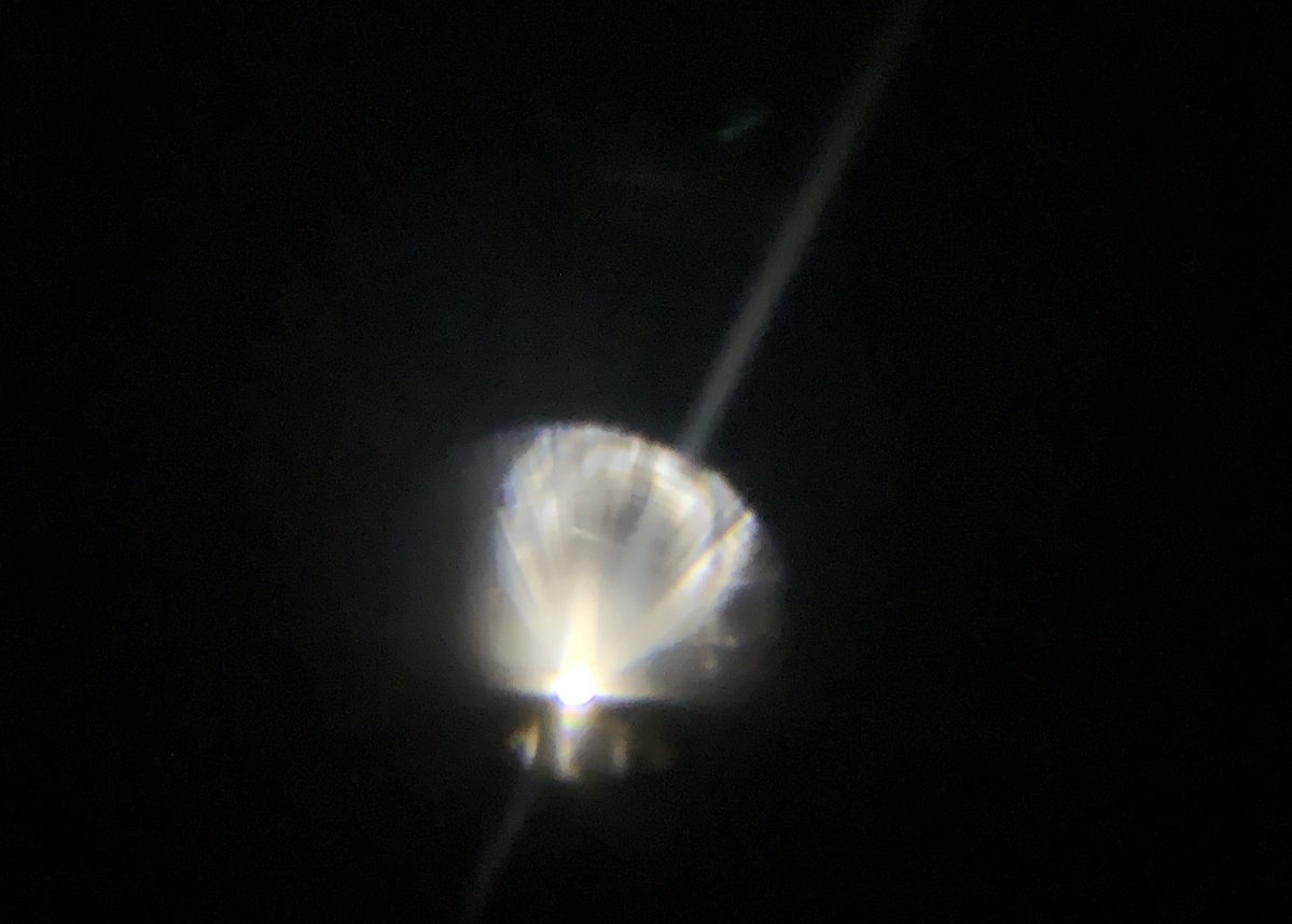 maroro737's tweet photo. こっちは流れ星撮ろうとして事故った結果、リアル原神ガチャ画面になったやつ https://t.co/o8jYwQJPLd