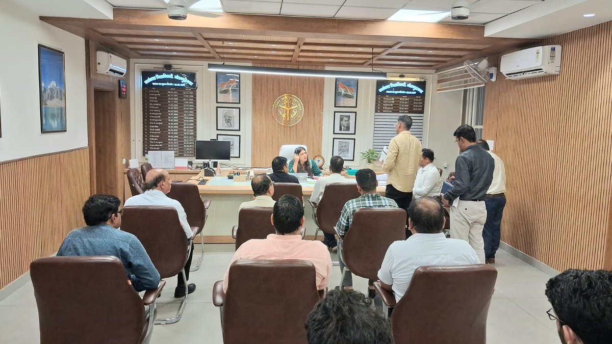 dmgbnagar's tweet photo. व्यापार बंधु समिति की बैठक में व्यापारियों की समस्याओं एवं सुझावों का अनुश्रवण कर संबंधित अधिकारियों को व्यापारियों की समस्याओं का प्राथमिकता के आधार पर प्रभावी निस्तारण सुनिश्चित करने के आवश्यक दिशा निर्देश दिये। @CMOfficeUP @UPGovt https://t.co/DfEzrJfFfE