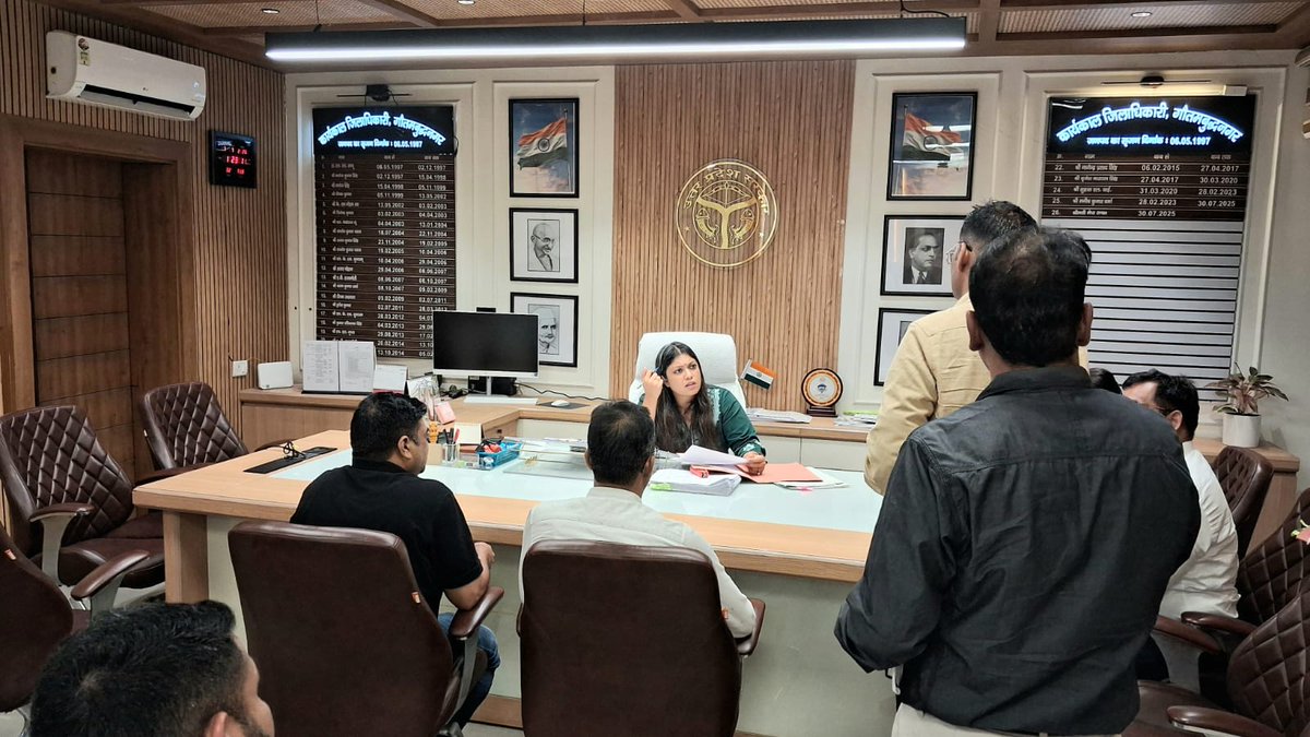 dmgbnagar's tweet photo. व्यापार बंधु समिति की बैठक में व्यापारियों की समस्याओं एवं सुझावों का अनुश्रवण कर संबंधित अधिकारियों को व्यापारियों की समस्याओं का प्राथमिकता के आधार पर प्रभावी निस्तारण सुनिश्चित करने के आवश्यक दिशा निर्देश दिये। @CMOfficeUP @UPGovt https://t.co/DfEzrJfFfE