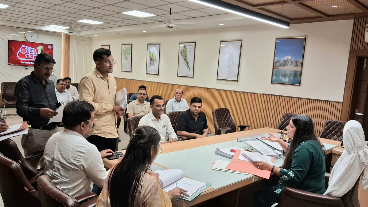 dmgbnagar's tweet photo. व्यापार बंधु समिति की बैठक में व्यापारियों की समस्याओं एवं सुझावों का अनुश्रवण कर संबंधित अधिकारियों को व्यापारियों की समस्याओं का प्राथमिकता के आधार पर प्रभावी निस्तारण सुनिश्चित करने के आवश्यक दिशा निर्देश दिये। @CMOfficeUP @UPGovt https://t.co/DfEzrJfFfE