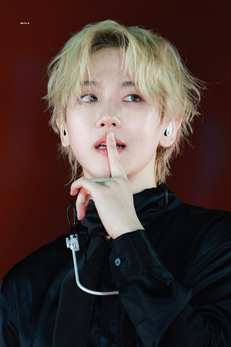 bhbrazil_'s tweet photo. Kihyun, do MONSTA X, mencionou #BAEKHYUN em sua entrevista mais recente.

Pergunta: Há alguém que você gostaria de incluir na sua lista dos 5 Maiores Reis dos Vocais?

Kihyun: Há tantos idols que cantam bem, não é? Em primeiro lugar, eu realmente respeito e gosto muito do Baekhyun sunbaenim. Também gosto do Seungkwan, do Seventeen. Penso principalmente nos idols que promoveram na mesma época que nós, e esses dois foram os primeiros que me vieram à mente.

Pergunta: E sobre fazer um challenge com os cinco "Reis dos Vocais" que você escolheu?

Kihyun: Quanto ao Seungkwan, como estreamos no mesmo ano e mantivemos contato desde então, acho que poderia convidá-lo para fazer isso. Mas, no caso do Baekhyun sunbaenim, eu não tenho nenhuma ligação com ele. Só de poder conhecê-lo já seria uma grande honra. Será que eu deveria mandar uma DM para ele? [risos]. Fico um pouco envergonhado, mas acho que o Shownu hyung tem algum contato com ele, então vou tentar falar com ele por meio do Shownu.