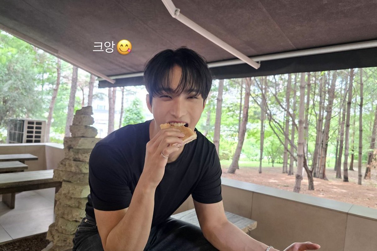 moiestudy's tweet photo. 근데나이거두개도 좋음…
몸 커보여서…. 여자 안으면 뒤에서안보일것같아서… https://t.co/2kBs9NOy9f