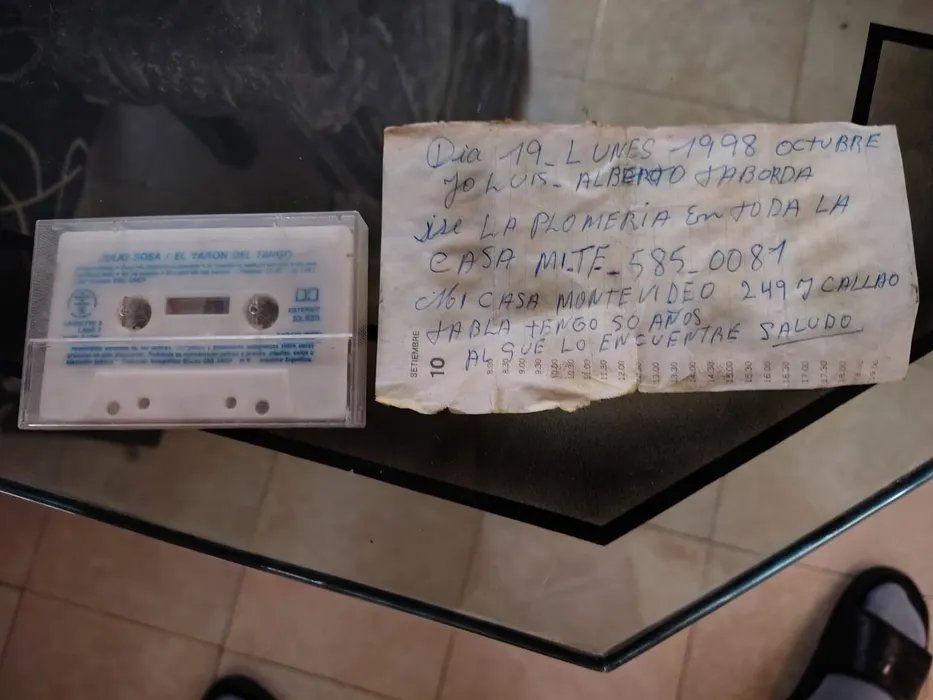 portalmvd's tweet photo. PLOMERO DEJÓ UNA “CÁPSULA DEL TIEMPO” Y LOGRARON UBICAR A SU FAMILIA POR FACEBOOK

Un vecino de La Tablada encontró una nota de 1998 y un casete con tangos de Julio Sosa escondidos en una falsa columna. La búsqueda en Facebook permitió contactar a la esposa del plomero que los había dejado allí. El trabajador murió hace cuatro años.

El hallazgo
Paulo Gatti encontró en su casa de La Tablada, Argentina, una “cápsula del tiempo” dentro de una falsa columna. Había sido dejada en octubre de 1998 por Luis Alberto Taborda, el plomero que trabajó en la vivienda antes de que Gatti viviera allí.

Qué había adentro
La cápsula incluía una carta escrita por Taborda y un casete con tangos del uruguayo Julio Sosa. En el mensaje, el trabajador decía que había hecho la plomería de toda la casa y dejaba un saludo para quien encontrara la nota.

La búsqueda
Gatti publicó el hallazgo en un grupo de Facebook de compraventa de La Tablada y pidió ayuda para ubicar a Taborda o a su familia. En la carta figuraban una dirección y un teléfono antiguo, pero el plomero tendría hoy alrededor de 78 años.

El desenlace
La búsqueda permitió contactar a Gladys, la esposa de Taborda. Ella le contó a Gatti que el plomero había fallecido hace cuatro años. De todos modos, el vecino pudo enviarle la foto de la nota y cerrar la historia.

(+) en Montevideo Portal: https://t.co/BCPpsavVKX
