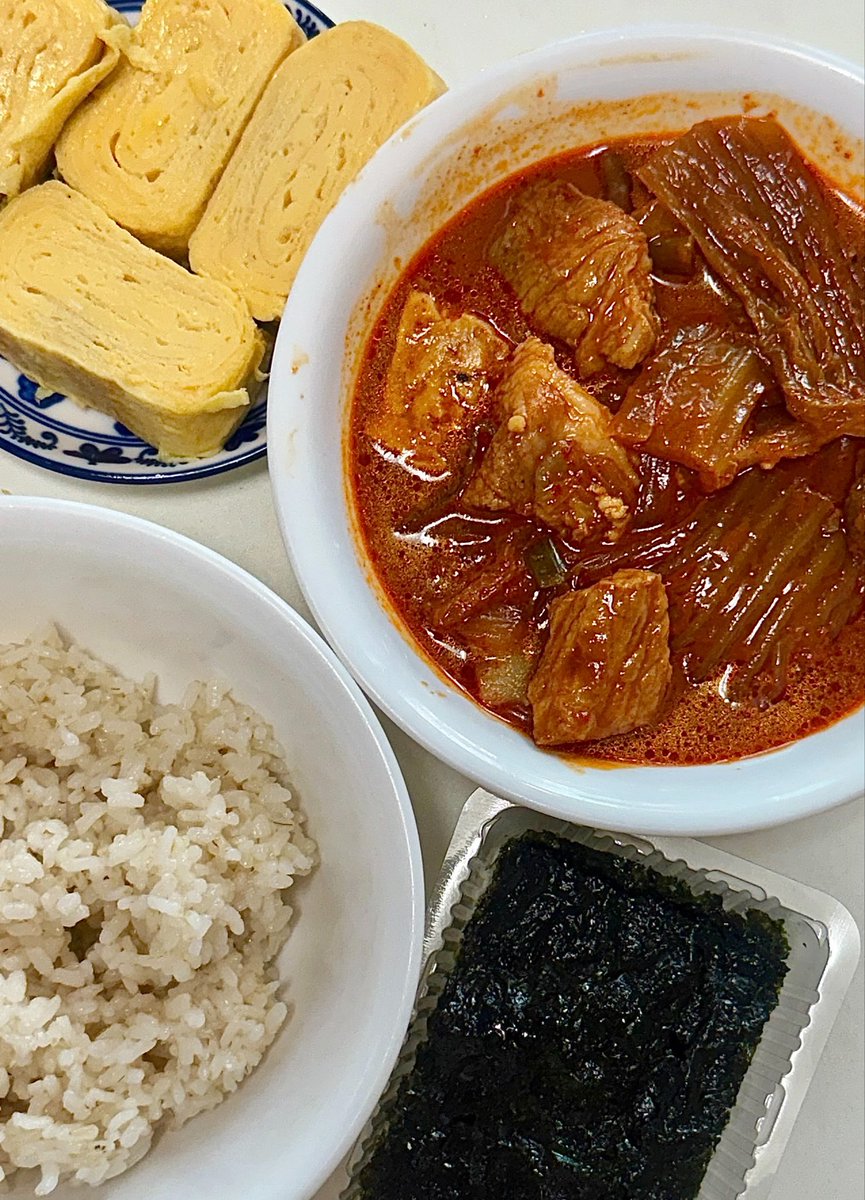 BAEG0PAY00's tweet photo. 엄니밥
돼지고기김치찌개 계란말이 밥 김 https://t.co/1BSaikIarU
