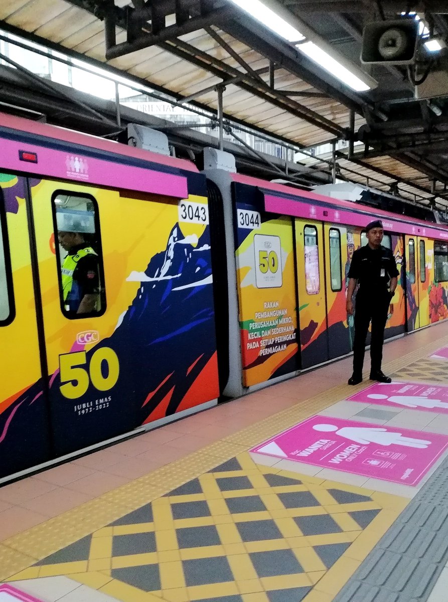 beate_mller's tweet photo. My morning commute was 45 mins of crowded subway chaos before the new line opened. Now it’s 15 mins of smooth, sunny rides—small win, huge mood upgrade.， https://t.co/eQFRPGPuxO