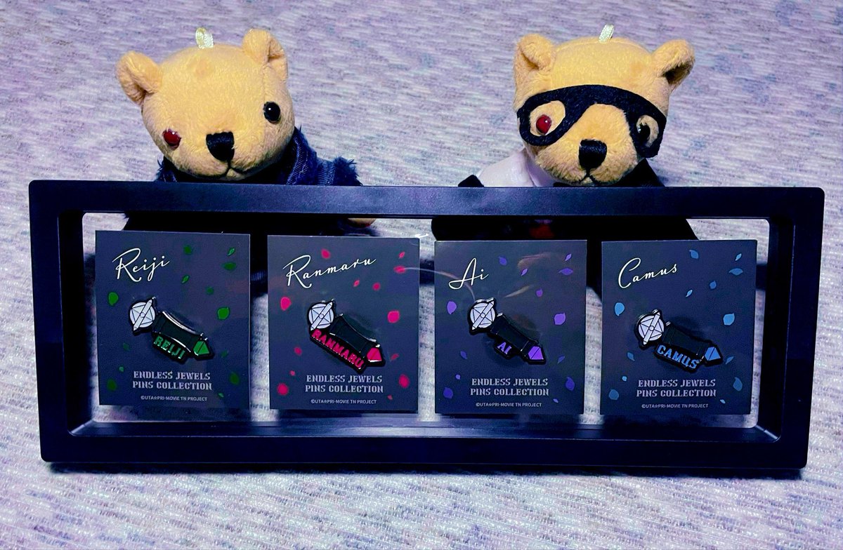 cucumber_1863's tweet photo. ピンズをフィルムスタンドに飾ると、やっぱり可愛い〜！
1×4のやつにマイクとメドレー飾って、2×2は薔薇にしようかな🤔 https://t.co/yOmXIBmM6n