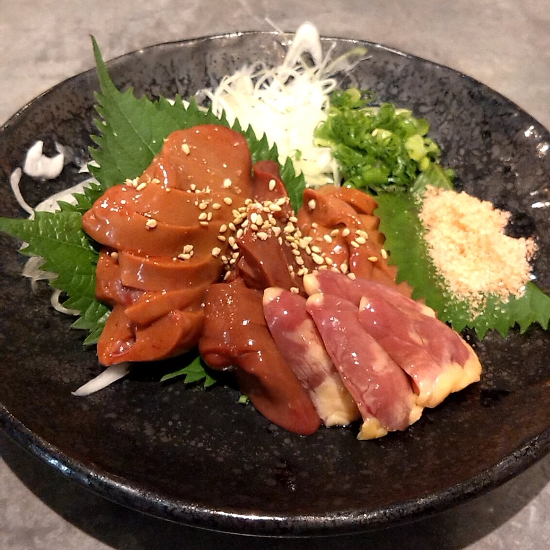 sa_techitechi's tweet photo. 宮崎っぽいものを食べようと出かけてきました。
鳥のレバ刺し、おいしすぎる🤤 https://t.co/WNZMMAcvOM
