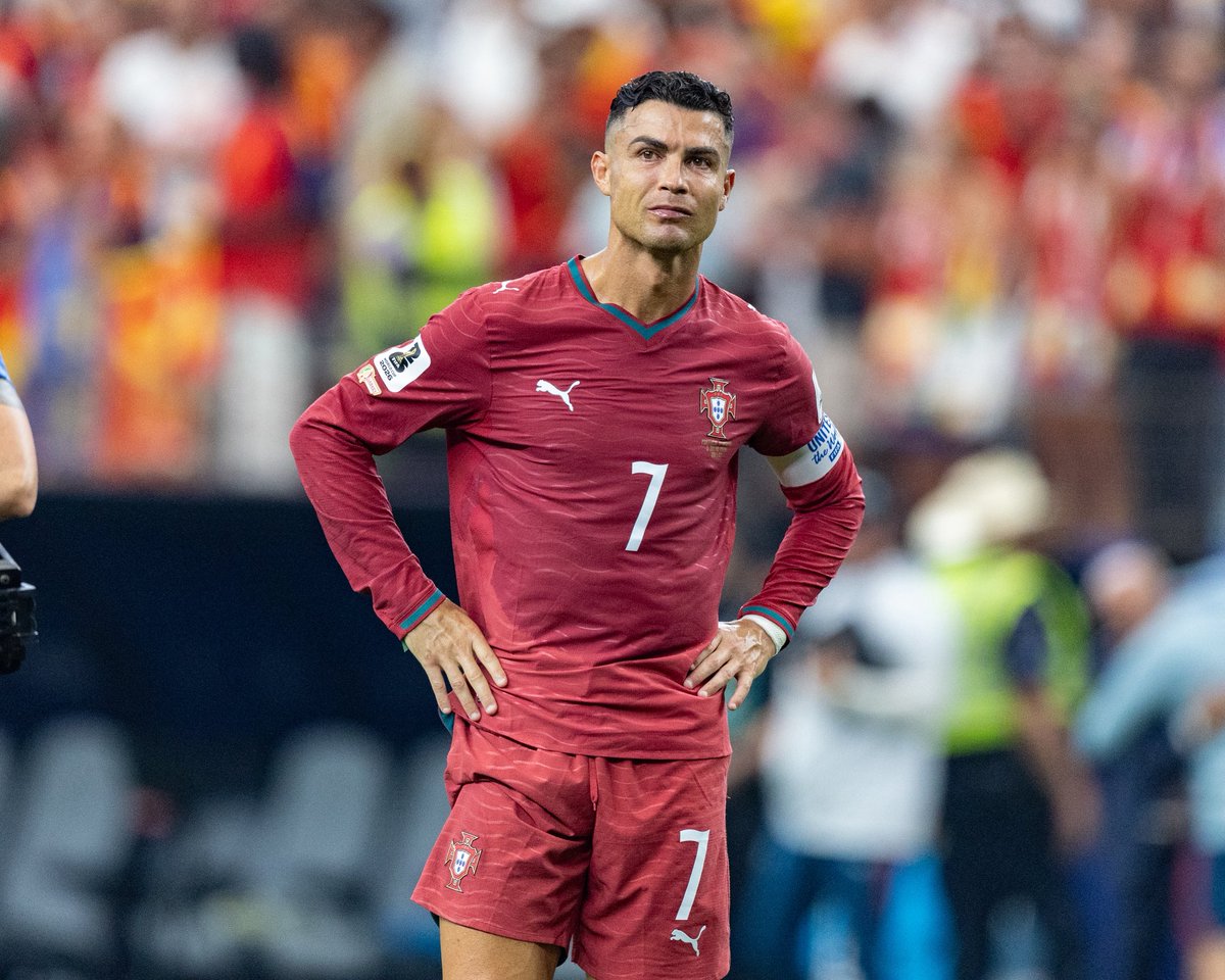 ActuCR7_'s tweet photo. 🚨 Cucurella 🇪🇸 : « 𝗖𝗥𝗜𝗦𝗧𝗜𝗔𝗡𝗢 𝗥𝗢𝗡𝗔𝗟𝗗𝗢 𝗘𝗦𝗧 𝗨𝗡𝗘 𝗟𝗘́𝗚𝗘𝗡𝗗𝗘 𝗗𝗨 𝗙𝗢𝗢𝗧𝗕𝗔𝗟𝗟. 🌟

Il a inspiré énormément de jeunes. Jouer contre lui est toujours une immense source de motivation.

Quand j’étais enfant, je le regardais à la télévision… et aujourd’hui, j’ai eu l’opportunité de l’affronter en Coupe du Monde. » 🐐🇵🇹

🎙️ Zone Mixte