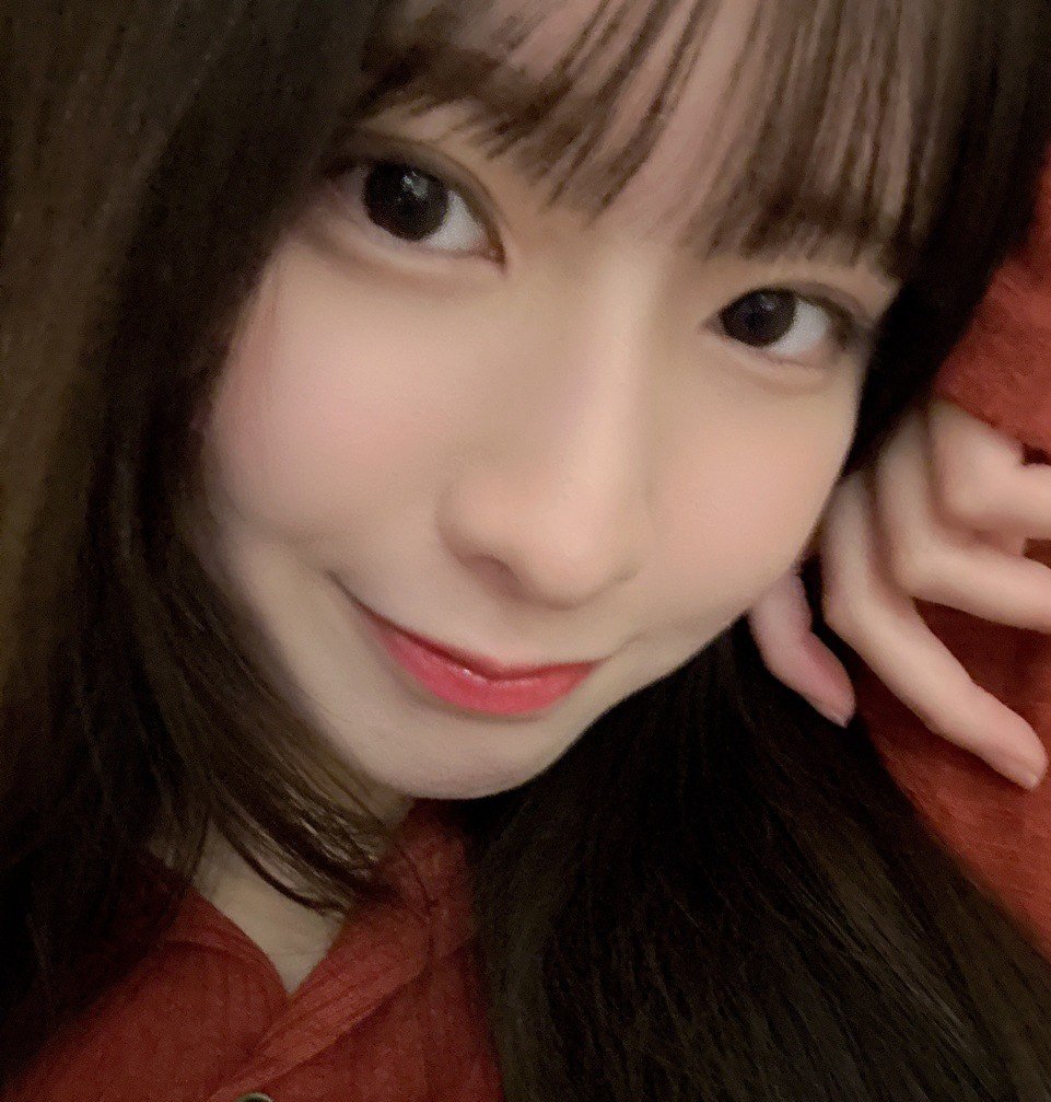 ST_moutsui's tweet photo. #先輩風が咲かす花
夜、ソファでスマホを弄っていると
咲月：シュッ！
自前の効果音と共に△△の隣に勢いよく座ってくっつく咲月。
咲月：ねぇねぇ聞いて！今日ね…♡
△△の手からスマホを奪い、手の届かない所に置いてマシンガントーク開始。慣れた手つきです。
咲月：ﾍﾟﾗﾍﾟﾗﾍﾟﾗﾍﾟﾗ…
△△：あはは、そうなんだ。笑
一応聞きながら相槌を打っていると、腕を組んで脚を絡ませる咲月。こうなるともう逃げられません。
咲月：でね、それで…ﾍﾟﾗﾍﾟﾗﾍﾟﾗﾍﾟﾗ…
△△：…ねぇそろそろ寝よう？日付変わっちゃうよ。
咲月：え！？嘘でしょ！？
ついつい会話に夢中になっちゃう、可愛い咲月でした。